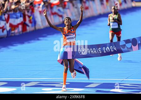 Paris, Frankreich. August 2024. PARIS, FRANKREICH - 11. AUGUST: Sifan Hassan aus den Niederlanden feiert das Finale und gewinnt eine Goldmedaille, während sie am 16. Tag des Athletik-Marathons - Olympischen Spiele Paris 2024 in der Esplanade des Invalides am 11. August 2024 in Paris einen neuen Olympischen Rekord aufstellte. (Foto: Joris Verwijst/BSR Agency) Credit: BSR Agency/Alamy Live News Stockfoto