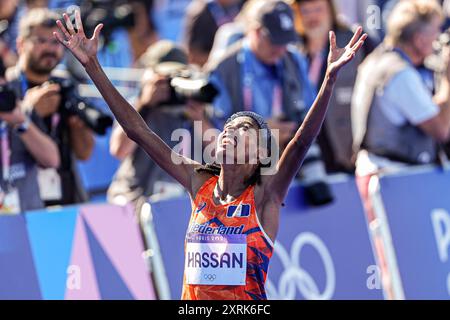 Paris, Frankreich. August 2024. PARIS, FRANKREICH - 11. AUGUST: Sifan Hassan aus den Niederlanden feiert das Finale und gewinnt eine Goldmedaille, während sie am 16. Tag des Athletik-Marathons - Olympischen Spiele Paris 2024 in der Esplanade des Invalides am 11. August 2024 in Paris einen neuen Olympischen Rekord aufstellte. (Foto: Joris Verwijst/BSR Agency) Credit: BSR Agency/Alamy Live News Stockfoto