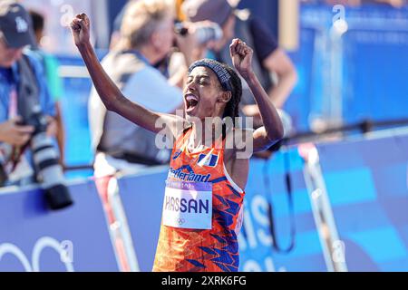 Paris, Frankreich. August 2024. PARIS, FRANKREICH - 11. AUGUST: Sifan Hassan aus den Niederlanden feiert das Finale und gewinnt eine Goldmedaille, während sie am 16. Tag des Athletik-Marathons - Olympischen Spiele Paris 2024 in der Esplanade des Invalides am 11. August 2024 in Paris einen neuen Olympischen Rekord aufstellte. (Foto: Joris Verwijst/BSR Agency) Credit: BSR Agency/Alamy Live News Stockfoto