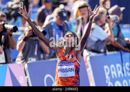 Paris, Frankreich. August 2024. PARIS, FRANKREICH - 11. AUGUST: Sifan Hassan aus den Niederlanden feiert das Finale und gewinnt eine Goldmedaille, während sie am 16. Tag des Athletik-Marathons - Olympischen Spiele Paris 2024 in der Esplanade des Invalides am 11. August 2024 in Paris einen neuen Olympischen Rekord aufstellte. (Foto: Joris Verwijst/BSR Agency) Credit: BSR Agency/Alamy Live News Stockfoto