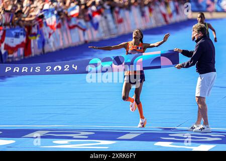 Paris, Frankreich. August 2024. PARIS, FRANKREICH - 11. AUGUST: Sifan Hassan aus den Niederlanden feiert das Finale und gewinnt eine Goldmedaille, während sie am 16. Tag des Athletik-Marathons - Olympischen Spiele Paris 2024 in der Esplanade des Invalides am 11. August 2024 in Paris einen neuen Olympischen Rekord aufstellte. (Foto: Joris Verwijst/BSR Agency) Credit: BSR Agency/Alamy Live News Stockfoto