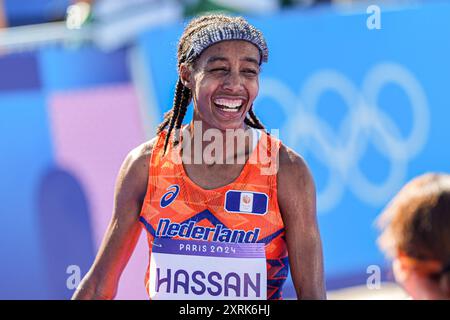 Paris, Frankreich. August 2024. PARIS, FRANKREICH - 11. AUGUST: Sifan Hassan aus den Niederlanden feiert das Finale und gewinnt eine Goldmedaille, während sie am 16. Tag des Athletik-Marathons - Olympischen Spiele Paris 2024 in der Esplanade des Invalides am 11. August 2024 in Paris einen neuen Olympischen Rekord aufstellte. (Foto: Joris Verwijst/BSR Agency) Credit: BSR Agency/Alamy Live News Stockfoto