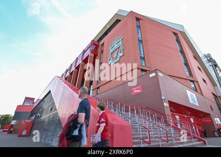 Fans kommen vor dem Freundschaftsspiel Liverpool gegen Sevilla in Anfield, Liverpool, Vereinigtes Königreich, 11. August 2024 nach Anfield (Foto: Cody Froggatt/News Images) Stockfoto