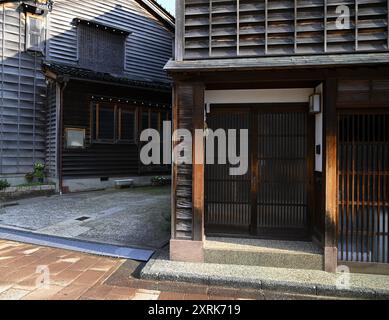 Malerischer Blick auf die historischen traditionellen Geishas Teehäuser im Higashi Chaya Viertel aus der Edo-Zeit in Kanazawa, Ishikawa Japan. Stockfoto