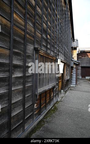 Malerischer Blick auf die historischen traditionellen Geishas Teehäuser im Higashi Chaya Viertel aus der Edo-Zeit in Kanazawa, Ishikawa Japan. Stockfoto