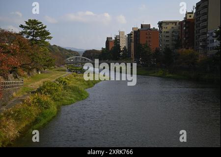 Landschaft mit malerischem Blick auf Wohnkomplexe im Bezirk Higashi Chaya aus der Edo-Zeit entlang des Asano-Flusses in Kanazawa Ishikawa Japan. Stockfoto