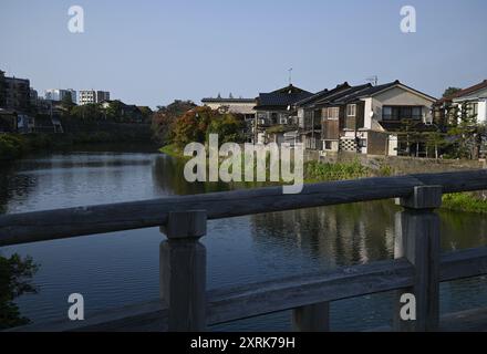 Landschaft mit malerischem Blick auf typische Holzhäuser im Bezirk Higashi Chaya aus der Edo-Zeit entlang des Asano-Flusses in Kanazawa, Ishikawa Japan. Stockfoto