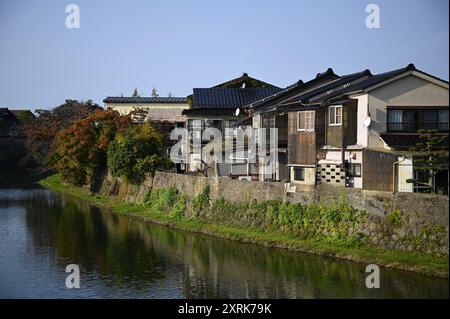 Landschaft mit malerischem Blick auf typische Holzhäuser im Bezirk Higashi Chaya aus der Edo-Zeit entlang des Asano-Flusses in Kanazawa, Ishikawa Japan. Stockfoto