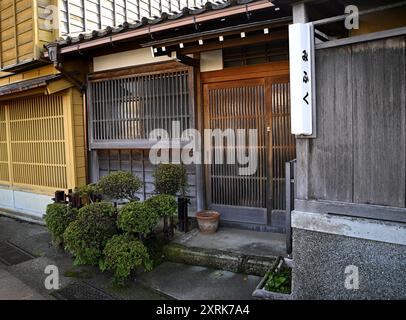 Malerischer Blick auf die historischen traditionellen Geishas Teehäuser im Higashi Chaya Viertel aus der Edo-Zeit in Kanazawa, Ishikawa Japan. Stockfoto