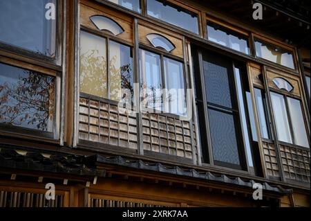 Malerischer Blick auf die historischen traditionellen Geishas Teehäuser im Higashi Chaya Viertel aus der Edo-Zeit in Kanazawa, Ishikawa Japan. Stockfoto