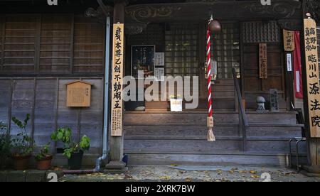 Malerischer Blick auf die historischen traditionellen Geishas Teehäuser im Higashi Chaya Viertel aus der Edo-Zeit in Kanazawa, Ishikawa Japan. Stockfoto