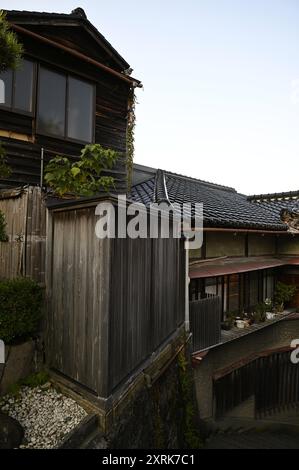 Malerischer Blick auf die historischen traditionellen Geishas Teehäuser im Higashi Chaya Viertel aus der Edo-Zeit in Kanazawa, Ishikawa Japan. Stockfoto