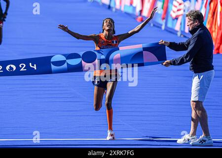 Paris, Frankreich. August 2024. PARIS, FRANKREICH - 11. AUGUST: Sifan Hassan aus den Niederlanden feiert, als sie am 16. Tag des Athletik-Marathons - Olympischen Spiele Paris in der Esplanade des Invalides am 11. August 2024 in Paris, Frankreich, beim Frauen-Marathon am 16. Tag des Athletik-Marathons - Olympischen Spiele Paris 2024 eine Goldmedaille gewinnt. (Foto von Andre Weening/Orange Pictures) Credit: Orange Pics BV/Alamy Live News Stockfoto