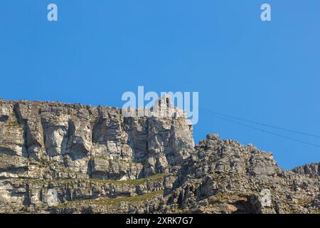 Blick auf die Cabelway Station am Tafelberg von der Tafelberg Road in Kapstadt Stockfoto