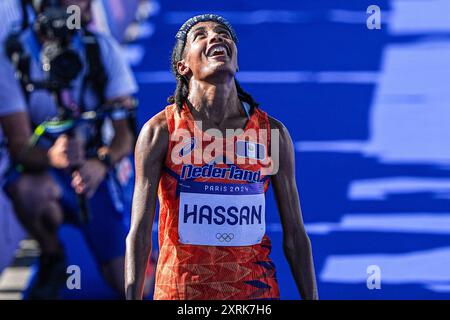 Paris, Frankreich. August 2024. PARIS, FRANKREICH - 11. AUGUST: Sifan Hassan aus den Niederlanden feiert, als sie am 16. Tag des Athletik-Marathons - Olympischen Spiele Paris in der Esplanade des Invalides am 11. August 2024 in Paris, Frankreich, beim Frauen-Marathon am 16. Tag des Athletik-Marathons - Olympischen Spiele Paris 2024 eine Goldmedaille gewinnt. (Foto von Andre Weening/Orange Pictures) Credit: Orange Pics BV/Alamy Live News Stockfoto