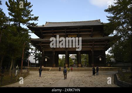 Landschaft mit malerischem Blick auf das große Südtor des buddhistischen Tempels Tōdai-JI in Nara, Kansai Japan. Stockfoto