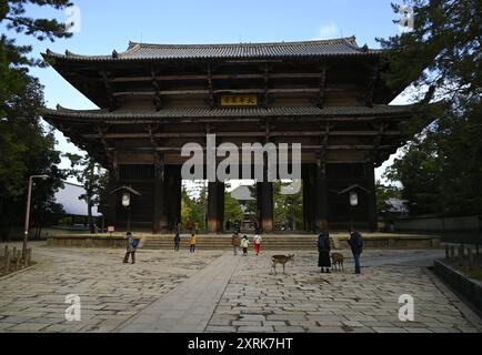 Landschaft mit malerischem Blick auf das große Südtor des buddhistischen Tempels Tōdai-JI in Nara, Kansai Japan. Stockfoto