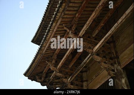 Holzarbeiten an der Außenseite des Daibutsu-Stils Nandai-MON großes Südtor des buddhistischen Tempels Tōdai-JI in Nara, Kansai Japan. Stockfoto