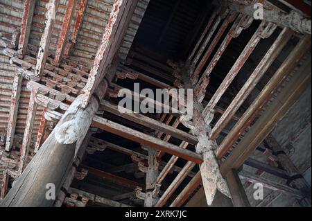 Holzarbeiten an der Außenseite des Daibutsu-Stils Nandai-MON großes Südtor des buddhistischen Tempels Tōdai-JI in Nara, Kansai Japan. Stockfoto