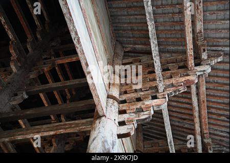 Holzarbeiten an der Außenseite des Daibutsu-Stils Nandai-MON großes Südtor des buddhistischen Tempels Tōdai-JI in Nara, Kansai Japan. Stockfoto