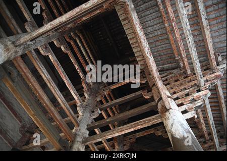 Holzarbeiten an der Außenseite des Daibutsu-Stils Nandai-MON großes Südtor des buddhistischen Tempels Tōdai-JI in Nara, Kansai Japan. Stockfoto