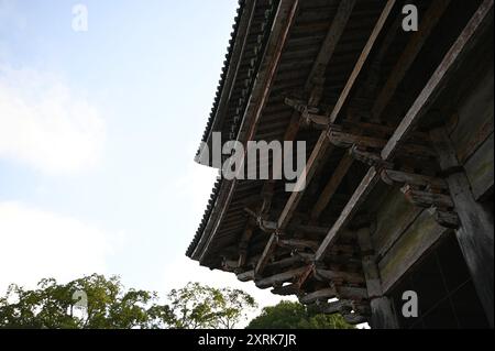 Holzarbeiten an der Außenseite des Daibutsu-Stils Nandai-MON großes Südtor des buddhistischen Tempels Tōdai-JI in Nara, Kansai Japan. Stockfoto