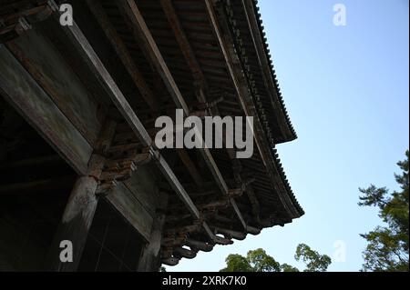 Holzarbeiten an der Außenseite des Daibutsu-Stils Nandai-MON großes Südtor des buddhistischen Tempels Tōdai-JI in Nara, Kansai Japan. Stockfoto