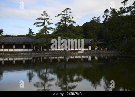 Landschaft mit malerischem Blick auf Higashi Kairo, den östlichen überdachten Korridor des buddhistischen Tōdai-JI-Tempels am Kagami-ike-Teich in Nara, Kansai Japan. Stockfoto