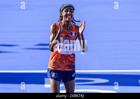 Paris, Frankreich. August 2024. PARIS, FRANKREICH - 11. AUGUST: Sifan Hassan aus den Niederlanden feiert, als sie am 16. Tag des Athletik-Marathons - Olympischen Spiele Paris in der Esplanade des Invalides am 11. August 2024 in Paris, Frankreich, beim Frauen-Marathon am 16. Tag des Athletik-Marathons - Olympischen Spiele Paris 2024 eine Goldmedaille gewinnt. (Foto von Andre Weening/Orange Pictures) Credit: Orange Pics BV/Alamy Live News Stockfoto