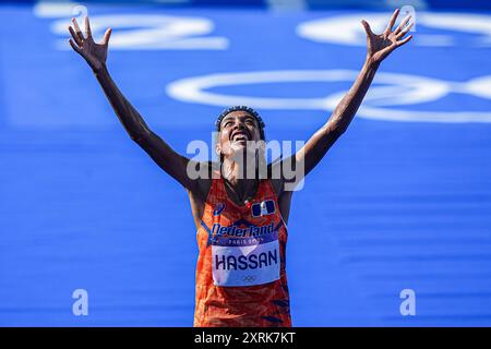 Paris, Frankreich. August 2024. PARIS, FRANKREICH - 11. AUGUST: Sifan Hassan aus den Niederlanden feiert, als sie am 16. Tag des Athletik-Marathons - Olympischen Spiele Paris in der Esplanade des Invalides am 11. August 2024 in Paris, Frankreich, beim Frauen-Marathon am 16. Tag des Athletik-Marathons - Olympischen Spiele Paris 2024 eine Goldmedaille gewinnt. (Foto von Andre Weening/Orange Pictures) Credit: Orange Pics BV/Alamy Live News Stockfoto