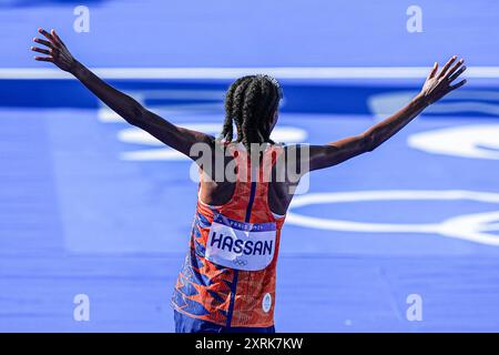 Paris, Frankreich. August 2024. PARIS, FRANKREICH - 11. AUGUST: Sifan Hassan aus den Niederlanden feiert, als sie am 16. Tag des Athletik-Marathons - Olympischen Spiele Paris in der Esplanade des Invalides am 11. August 2024 in Paris, Frankreich, beim Frauen-Marathon am 16. Tag des Athletik-Marathons - Olympischen Spiele Paris 2024 eine Goldmedaille gewinnt. (Foto von Andre Weening/Orange Pictures) Credit: Orange Pics BV/Alamy Live News Stockfoto