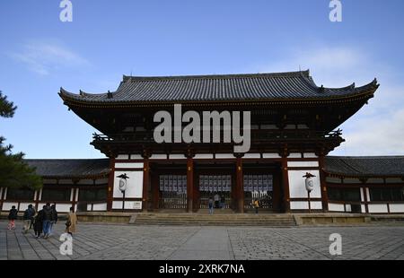 Landschaft mit malerischem Blick auf das Mitteltor von Chūmon am buddhistischen Tempel Tōdai-JI in Nara, Kansai Japan. Stockfoto