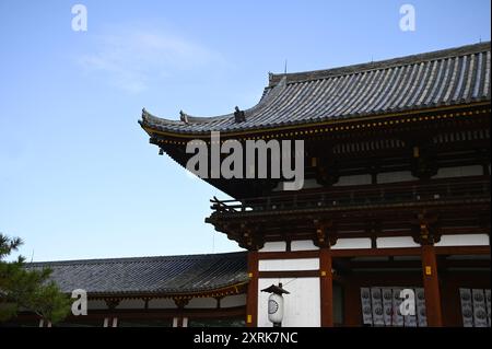 Landschaft mit malerischem Blick auf das Mitteltor von Chūmon am buddhistischen Tempel Tōdai-JI in Nara, Kansai Japan. Stockfoto