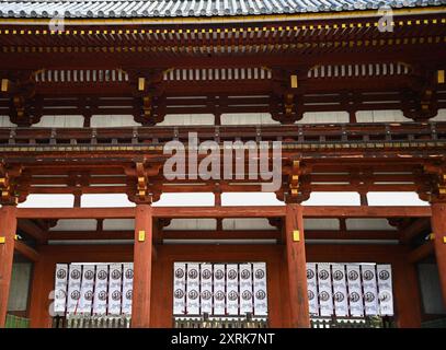 Malerischer Blick auf die Fassade des mittleren Chūmon-Tores am buddhistischen Tempel Tōdai-JI in Nara, Kansai Japan. Stockfoto