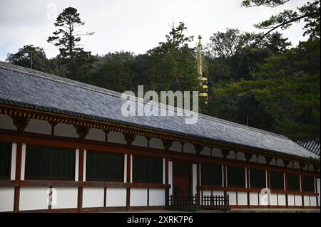 Landschaft mit malerischem Blick auf Shichijunoto Sōrin und Higashi Kairo, den östlichen überdachten Korridor des buddhistischen Tōdai-JI-Tempels in Nara, Kansai, Japan. Stockfoto