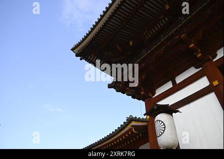 Holzarbeiten auf dem Dach an der Außenseite des mittleren Chūmon-Tores am buddhistischen Tempel Tōdai-JI in Nara, Kansai Japan. Stockfoto