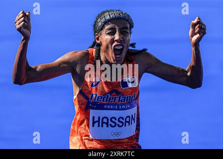 Paris, Frankreich. August 2024. PARIS, FRANKREICH - 11. AUGUST: Sifan Hassan aus den Niederlanden feiert, als sie am 16. Tag des Athletik-Marathons - Olympischen Spiele Paris in der Esplanade des Invalides am 11. August 2024 in Paris, Frankreich, beim Frauen-Marathon am 16. Tag des Athletik-Marathons - Olympischen Spiele Paris 2024 eine Goldmedaille gewinnt. (Foto von Andre Weening/Orange Pictures) Credit: Orange Pics BV/Alamy Live News Stockfoto