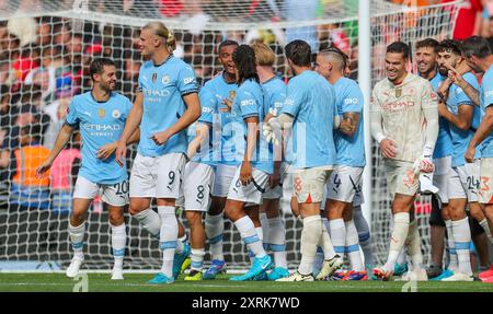 Manchester City Verteidiger Manuel Akanji (25) feiert den Sieg im Elfmeterschießen gegen Manchester City Mittelfeldspieler Kevin de Bruyne (17) Manchester City Mittelfeldspieler Bernardo Silva (20) Manchester City Stürmer Erling Haaland (9) Manchester City Kelvin Phillips (4) Manchester City Torhüter Ederson (31) während des Manchester City FC gegen Manchester United FC FA Community Shield Finale Spiel im Wembley Stadium, London, England, Großbritannien am 10. August 2024 Credit: Every Second Media/Alamy Live News Stockfoto