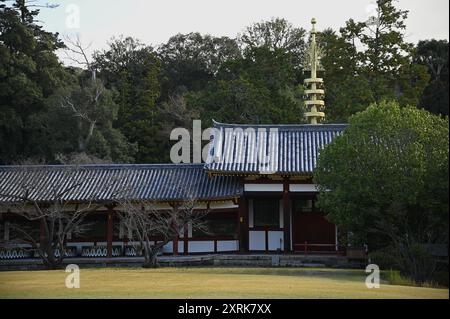 Landschaft mit malerischem Blick auf Shichijunoto Sōrin und Higashi Kairo, den östlichen überdachten Korridor des buddhistischen Tōdai-JI-Tempels in Nara, Kansai, Japan. Stockfoto