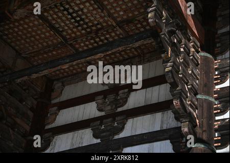 Deckenholzarbeiten im Inneren der Großen Buddha-Halle, ein japanischer Nationalschatz im Tōdai-JI-Komplex in Nara, Kansai Japan. Stockfoto