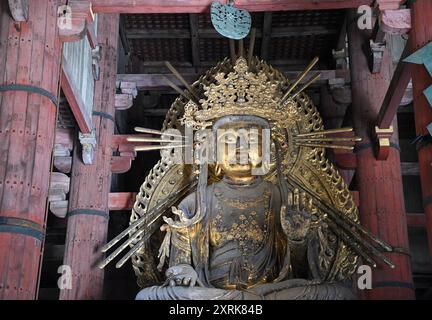 Goldene Statue der Göttin Nyoirin Kannon in der Haupthalle des buddhistischen Tempels Tōdai-JI in Nara, Kansai Japan. Stockfoto