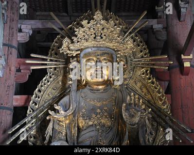 Goldene Statue der Göttin Nyoirin Kannon in der Haupthalle des buddhistischen Tempels Tōdai-JI in Nara, Kansai Japan. Stockfoto