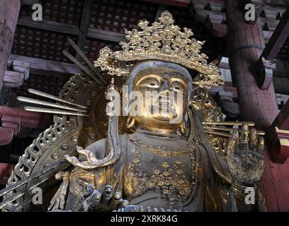 Goldene Statue der Göttin Nyoirin Kannon in der Haupthalle des buddhistischen Tempels Tōdai-JI in Nara, Kansai Japan. Stockfoto