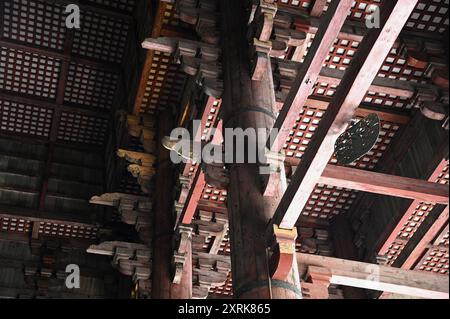 Deckenholzarbeiten im Inneren der Großen Buddha-Halle, ein japanischer Nationalschatz im Todai-JI-Komplex in Nara, Kansai Japan. Stockfoto