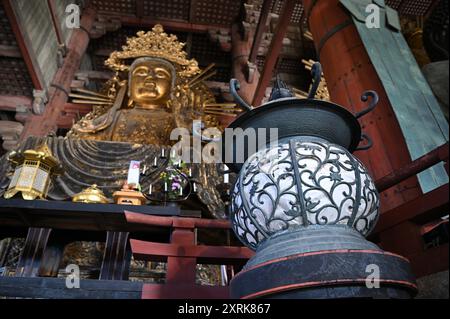 Goldene Statue der Göttin Nyoirin Kannon in der Großen Buddha-Haupthalle des buddhistischen Tempels Tōdai-JI in Nara, Kansai Japan. Stockfoto