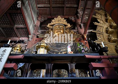 Goldene Statue der Göttin Nyoirin Kannon in der Großen Buddha-Haupthalle des buddhistischen Tempels Tōdai-JI in Nara, Kansai Japan. Stockfoto