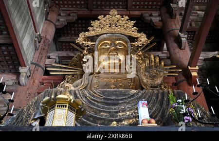 Goldene Statue der Göttin Nyoirin Kannon in der Großen Buddha-Haupthalle des buddhistischen Tempels Tōdai-JI in Nara, Kansai Japan. Stockfoto