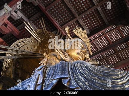 Goldene Statue der Göttin Nyoirin Kannon in der Großen Buddha-Haupthalle des buddhistischen Tempels Tōdai-JI in Nara, Kansai Japan. Stockfoto