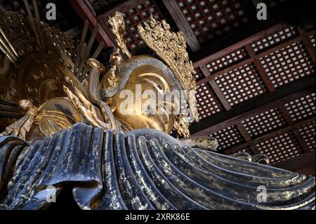 Goldene Statue der Göttin Nyoirin Kannon in der Großen Buddha-Haupthalle des buddhistischen Tempels Tōdai-JI in Nara, Kansai Japan. Stockfoto