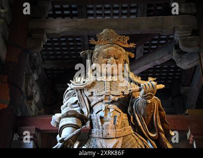 Statue des buddhistischen Hüters Kōmokuten Virupaksa, einer der vier himmlischen Könige in der Buddha-Halle des Tōdai-JI-Tempels in Nara, Kansai Japan. Stockfoto